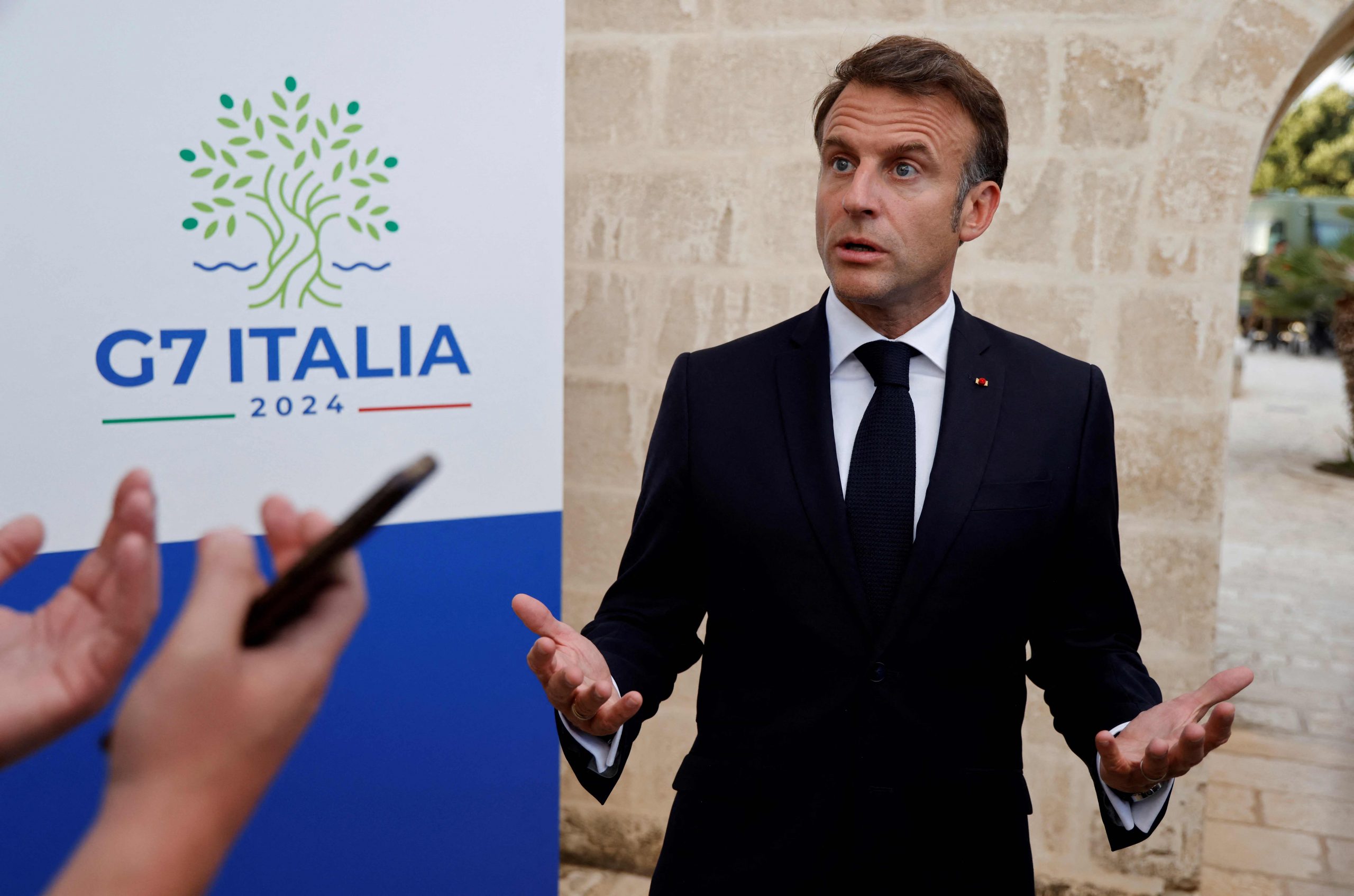 Der französische Präsident Emmanuel Macron spricht am 13. Juni 2024 während des G7-Gipfels in Fasano, Süditalien, zur Presse. 