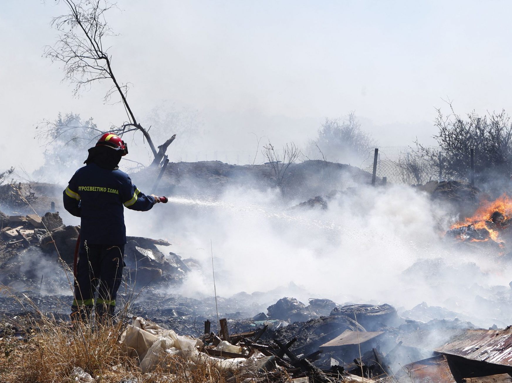 Im ganzen Land kämpfen Feuerwehrleute gegen Brände an.