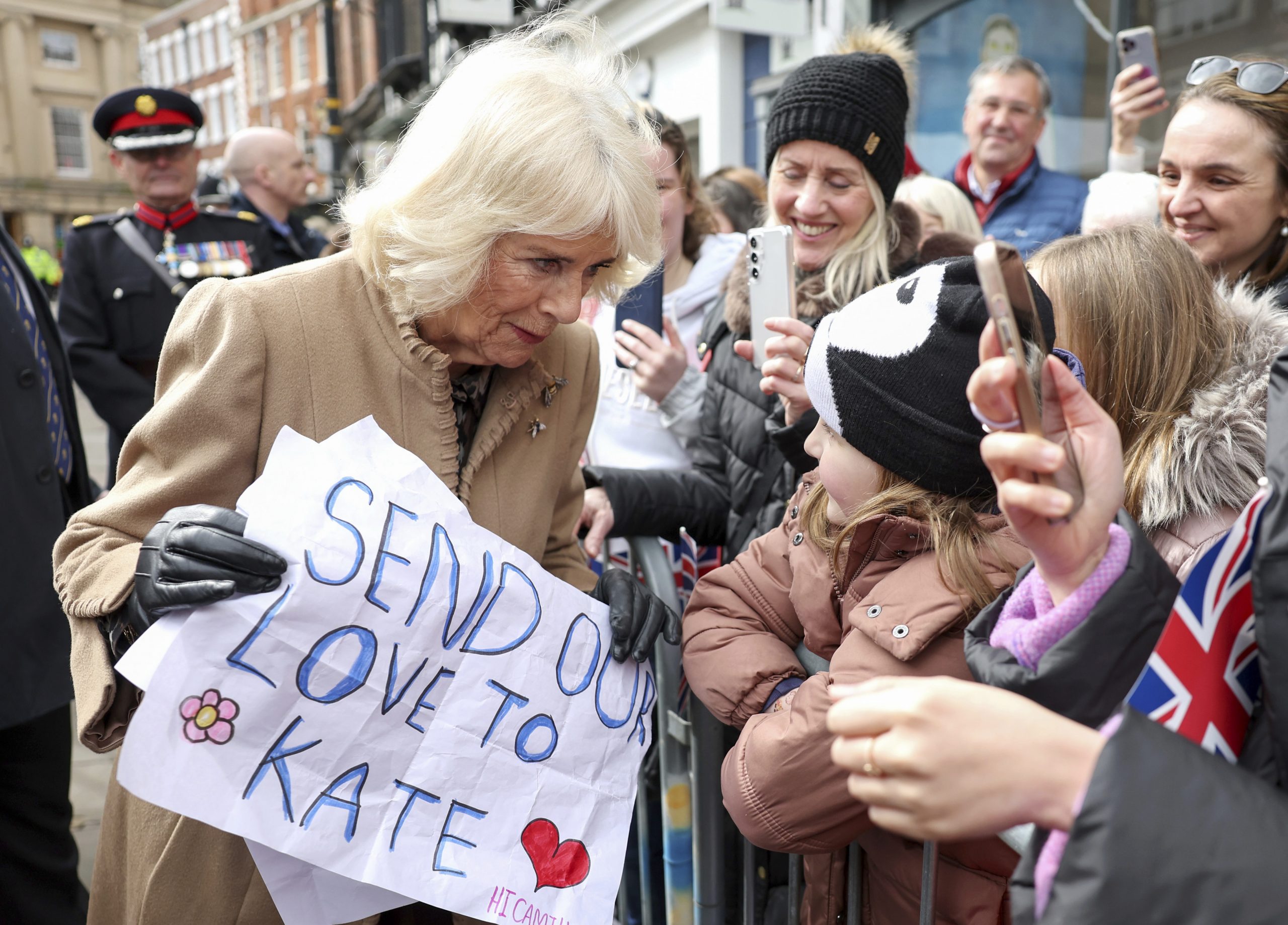 Königin Camilla erhielt während eines Besuchs auf dem Bauernmarkt in Shrewsbury am 27. März 2024 eine Unterstützungsnachricht für Prinzessin Catherine.
