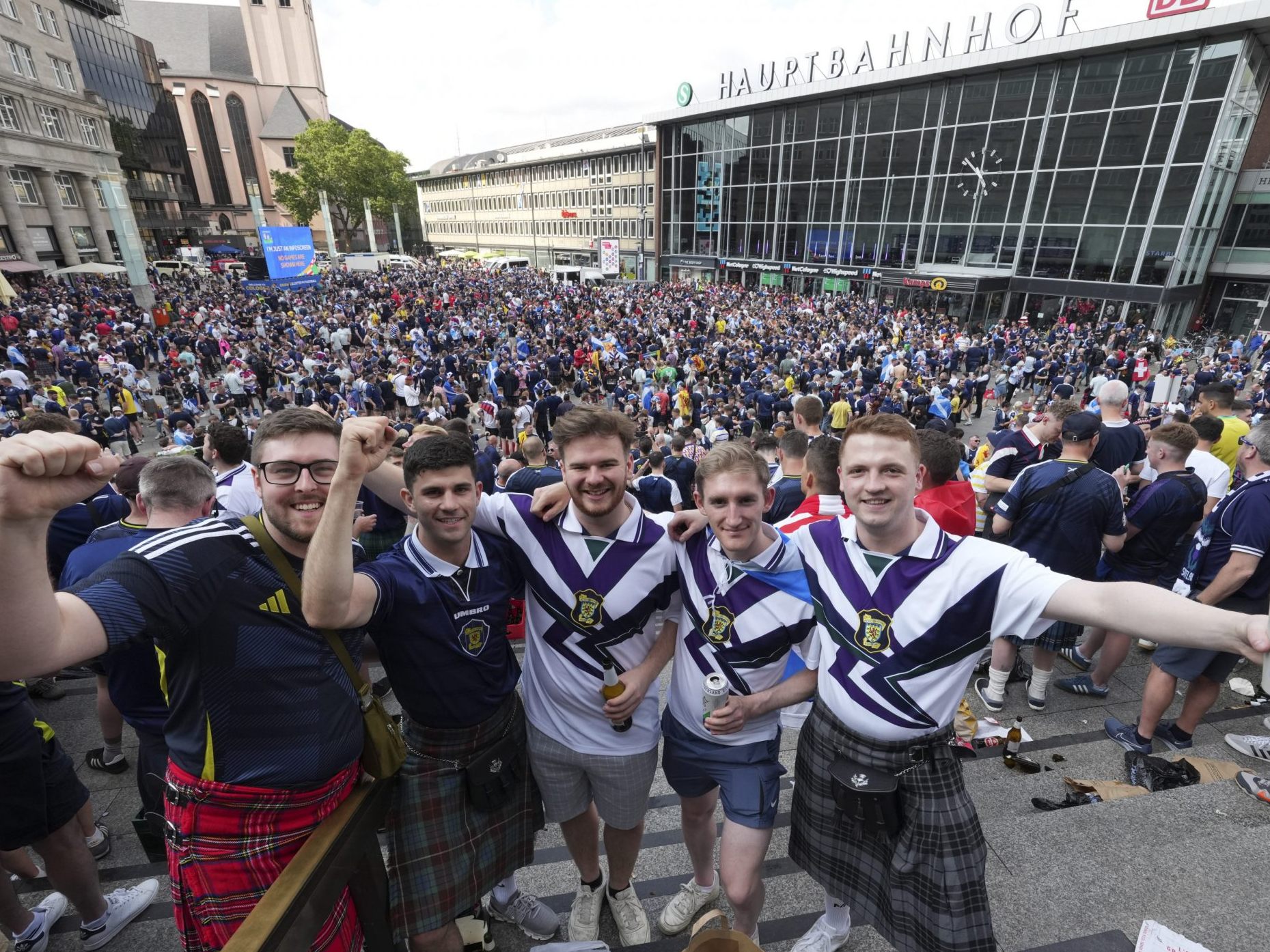 Schottische Fans am Kölner Hauptbahnhof vor dem EM-Spiel Schottland gegen Schweiz.