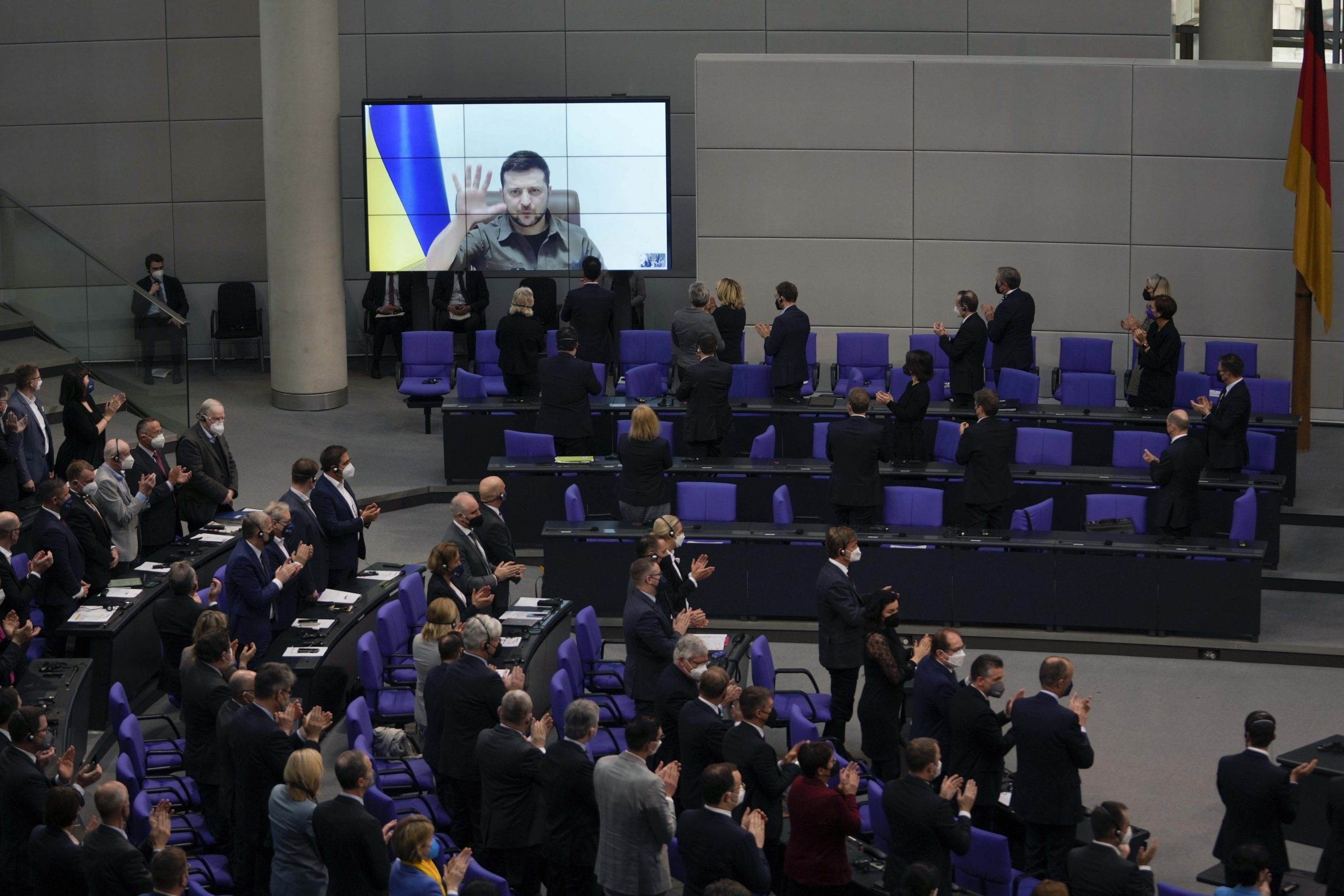 Mitglieder des deutschen Bundestags applaudieren dem ukrainischen Präsidenten Wolodymyr Selenskyj stehend, nachdem er eine virtuelle Ansprache an das Parlament im Reichstagsgebäude in Berlin