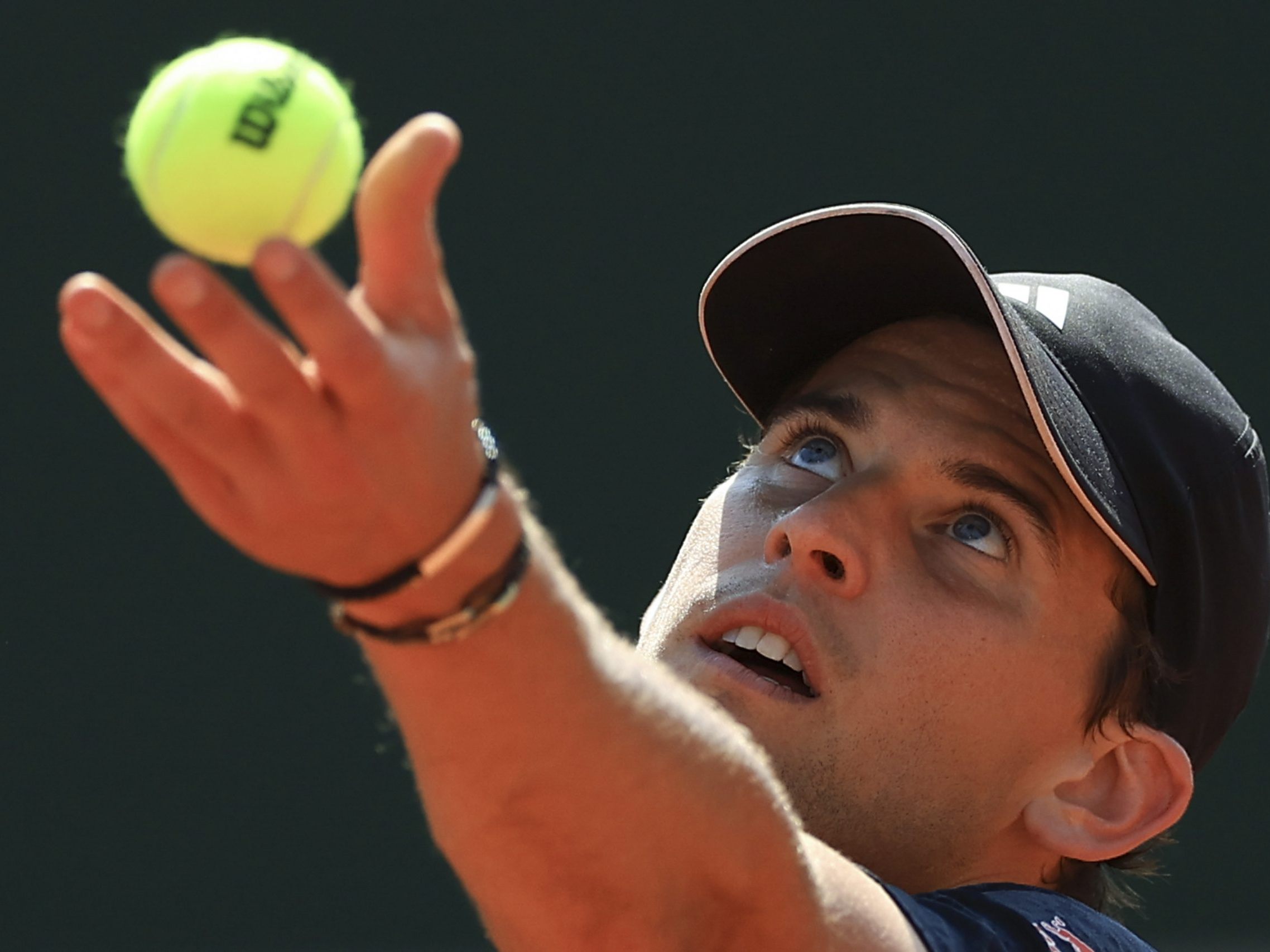 Dominic Thiem schlägt beim Rasen-Turnier in Mallorca auf.