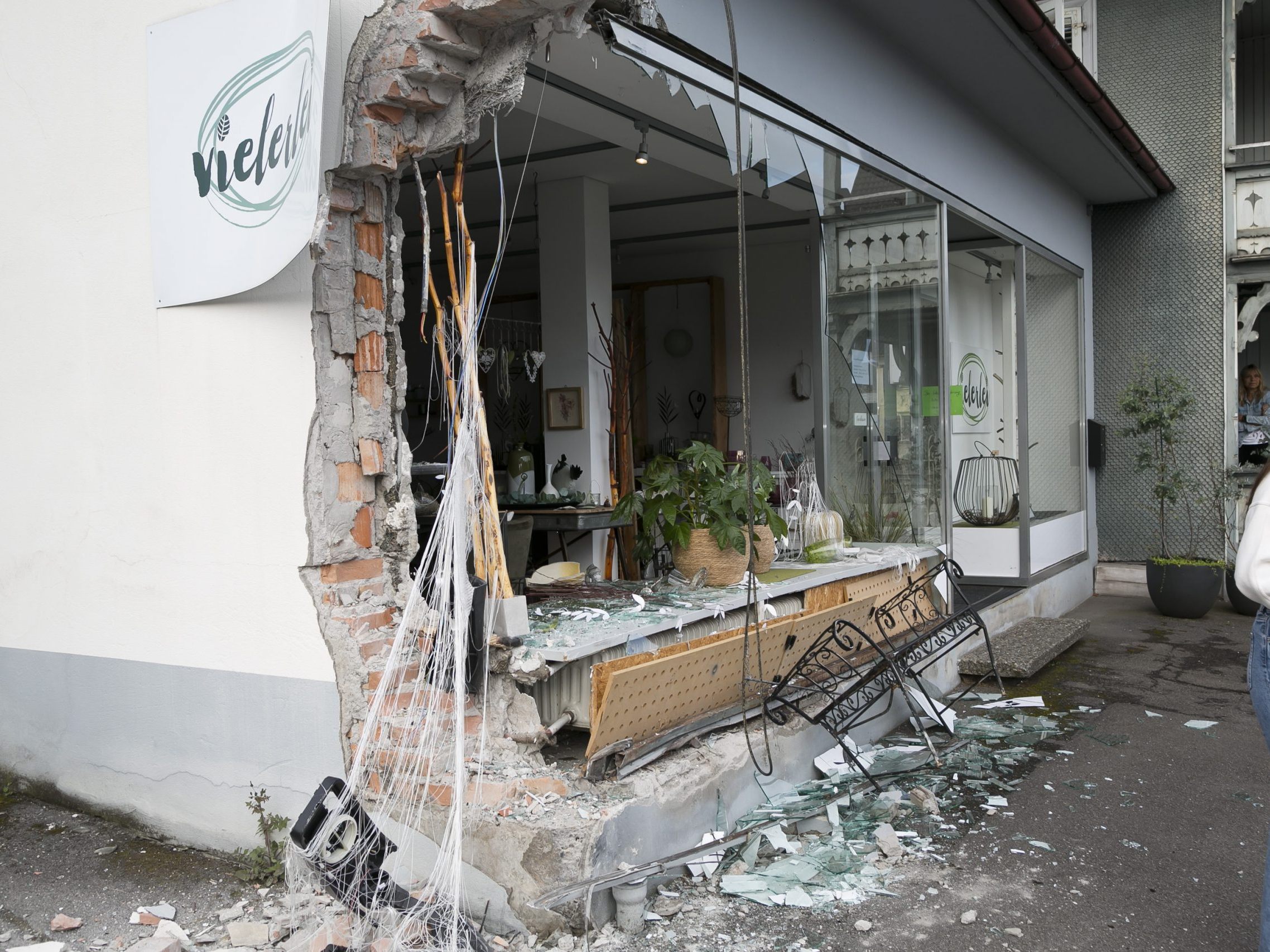 Bei den Unfall wurde auch ein Geschäft erheblich beschädigt.