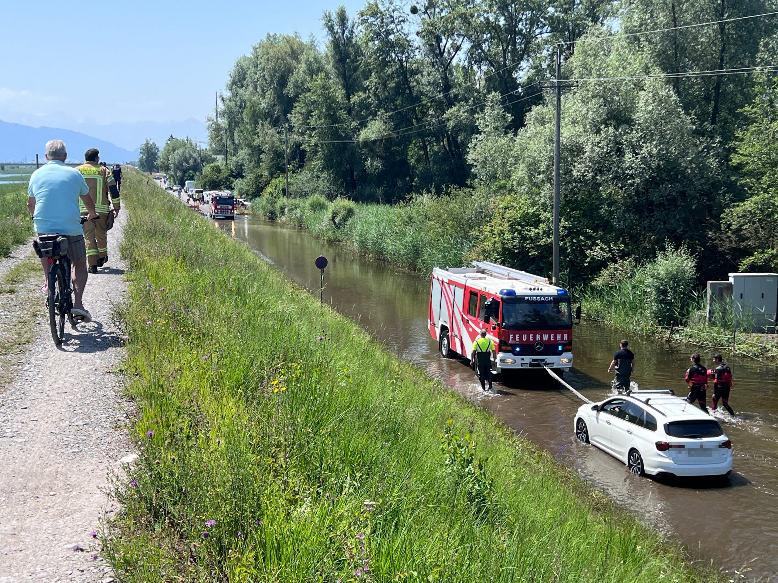 Der Pkw-Lenker musste mit seinem Fahrzeug von der Feuerwehr aus dem Wasser gezogen werden.