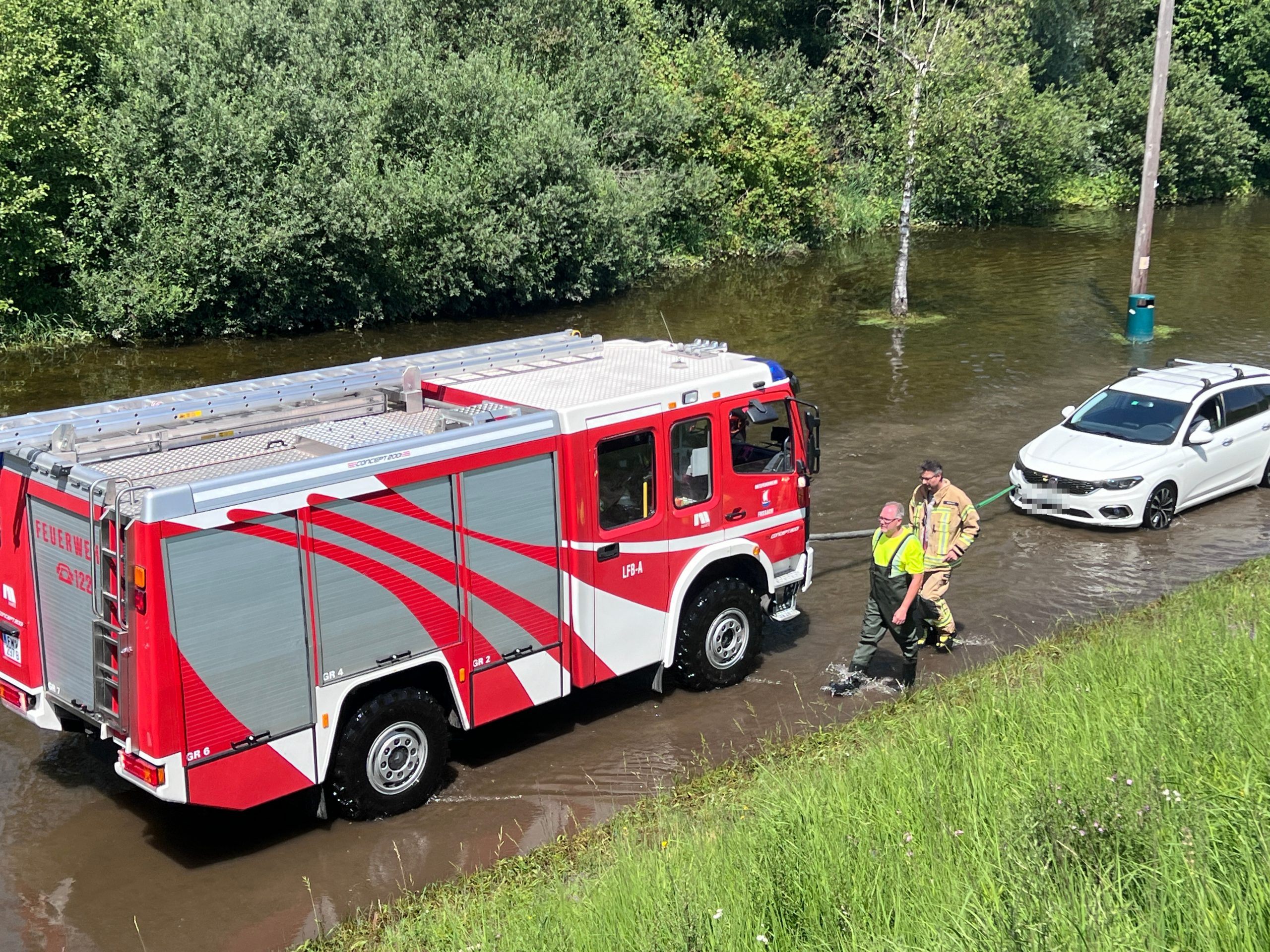 Feuerwehr befreit Pkw-Lenker aus misslicher Lage.
