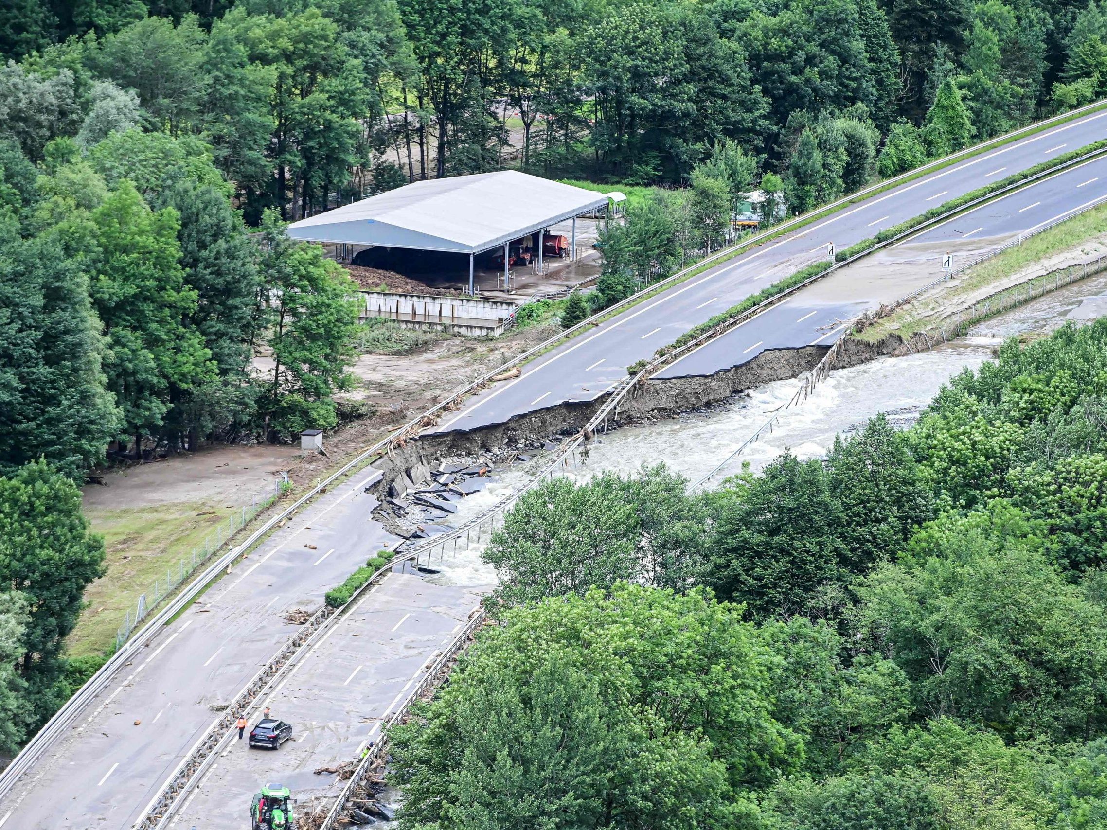 Nach Unwetter in der Schweiz wird die Verkehrssituation verschärft.
