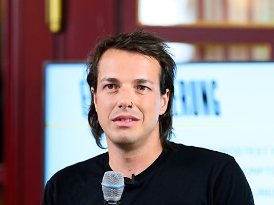 Dominik Wlazny bei der Präsentation des ersten "Forderungspakets" seiner Partei.