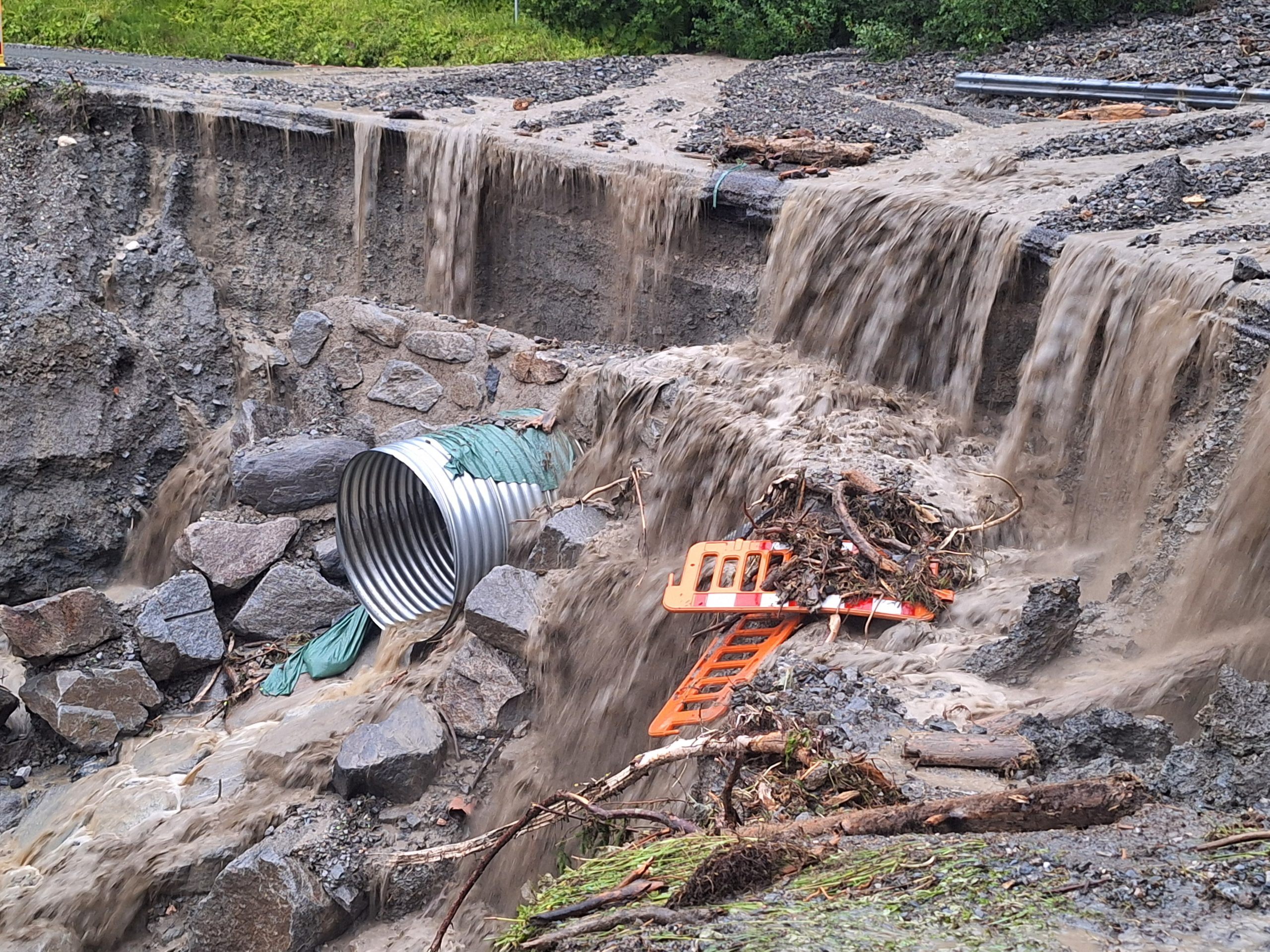 Die teils heftigen Regenfälle Freitagabend in Tirol haben zu zahlreichen Murenabgängen geführt.
