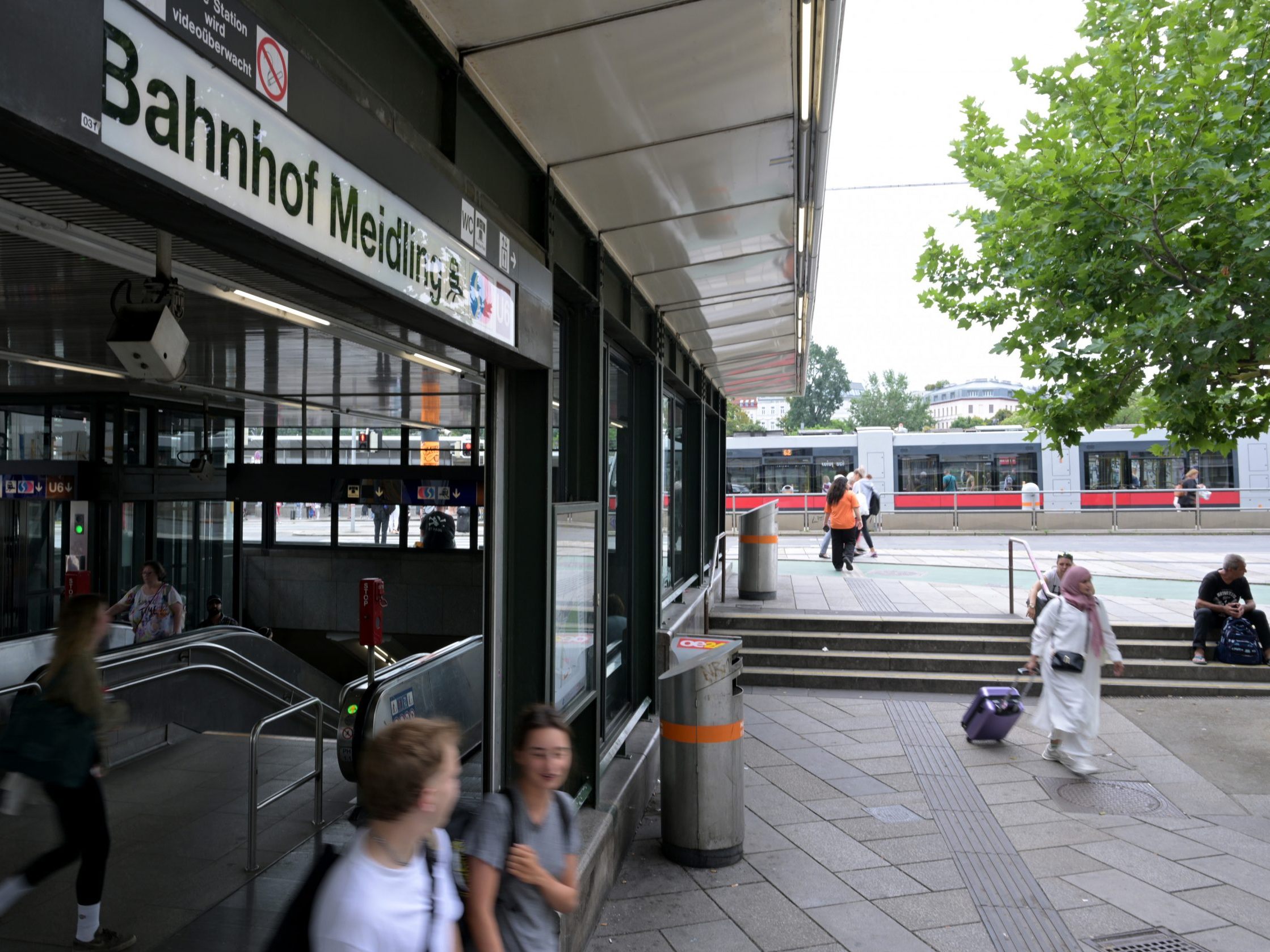 Bereits zum dritten Mal haben sich zwei rivalisierende Männergruppen zu einer tätlichen Auseinandersetzung in Wien verabredet. Am Sonntagabend wurden dabei vier Personen schwer verletzt.