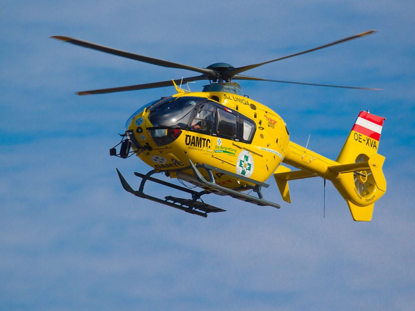 Der Notarzthubschrauber brachte den verletzten Wanderer ins LKH Bludenz. (Symbolbild)