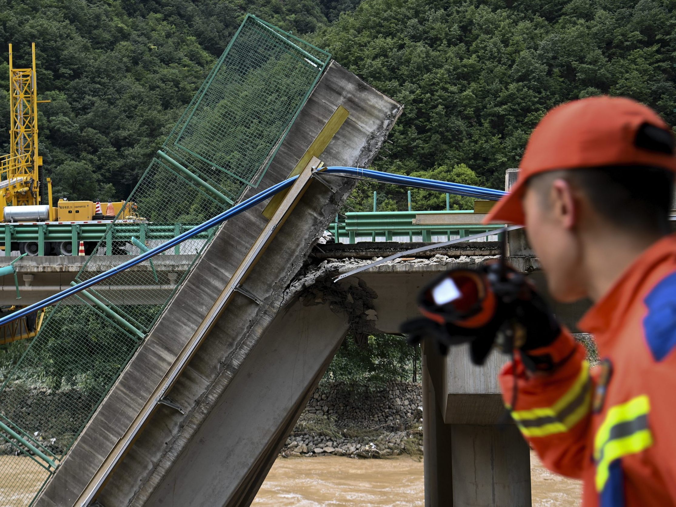 Als Ursache für das Unglück werden sturzflutartige Regenfälle vermutet.