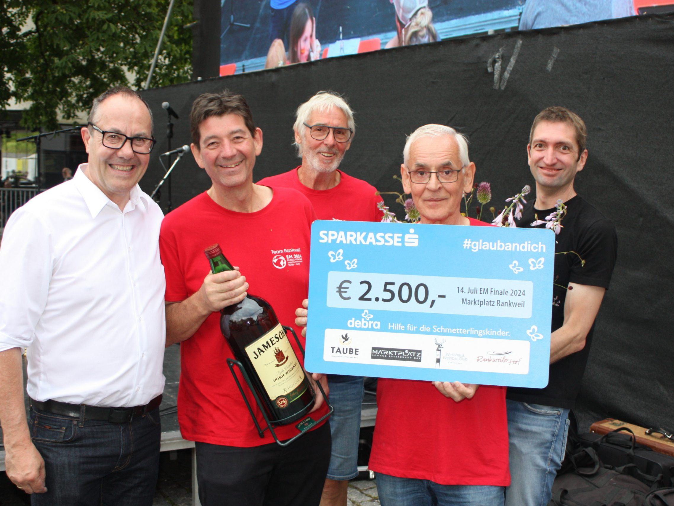 Andreas Prenn, Roland Vith, Armin Wille und Michael Mathis übergaben den Scheck für die Schmetterlingskinder an Quadro Ernst.