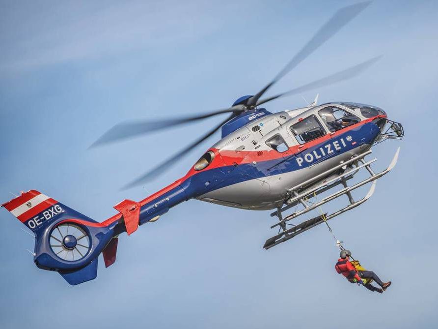 Bergung von drei Wanderern in Lech durch Polizeihubschrauber.