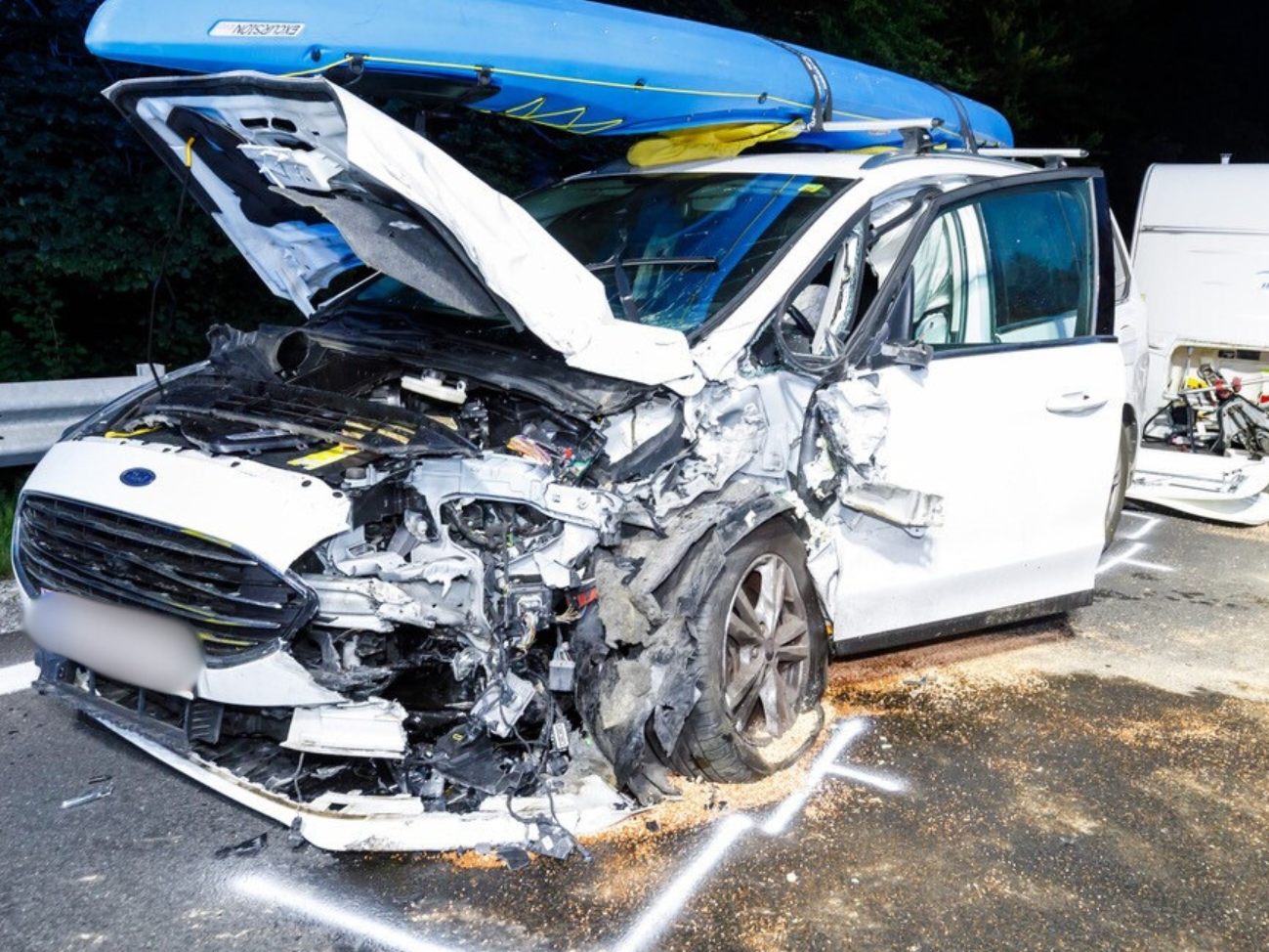 Eines der am Unfall beteiligten Fahrzeuge zog ein Wohnmobil.