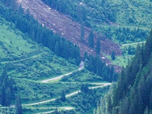 Die Silvretta Hochalpenstraße wurde von der Mure meterhoch verschüttet.