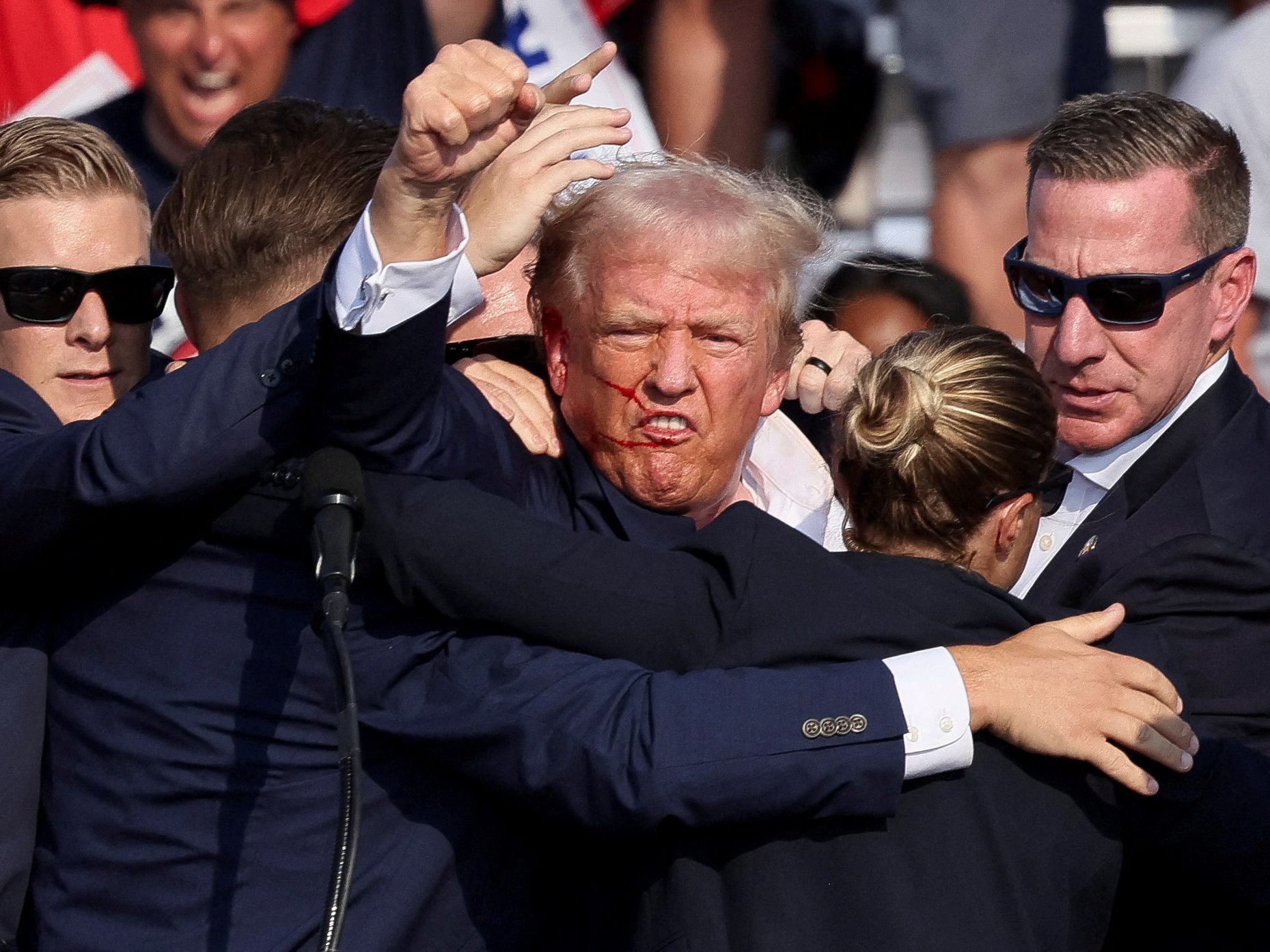 Agenten des Secret Service umringen den verletzten Ex-Präsident Trump.