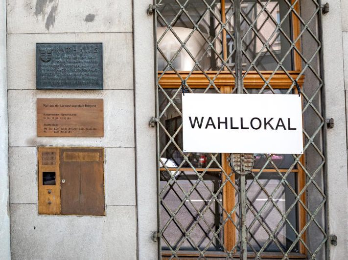 Im Gegensatz zu vergangenen Wahlen enthalten die Hauskundmachungen nun keine Informationen mehr über die Anzahl der Wahlberechtigten pro Wohnung.