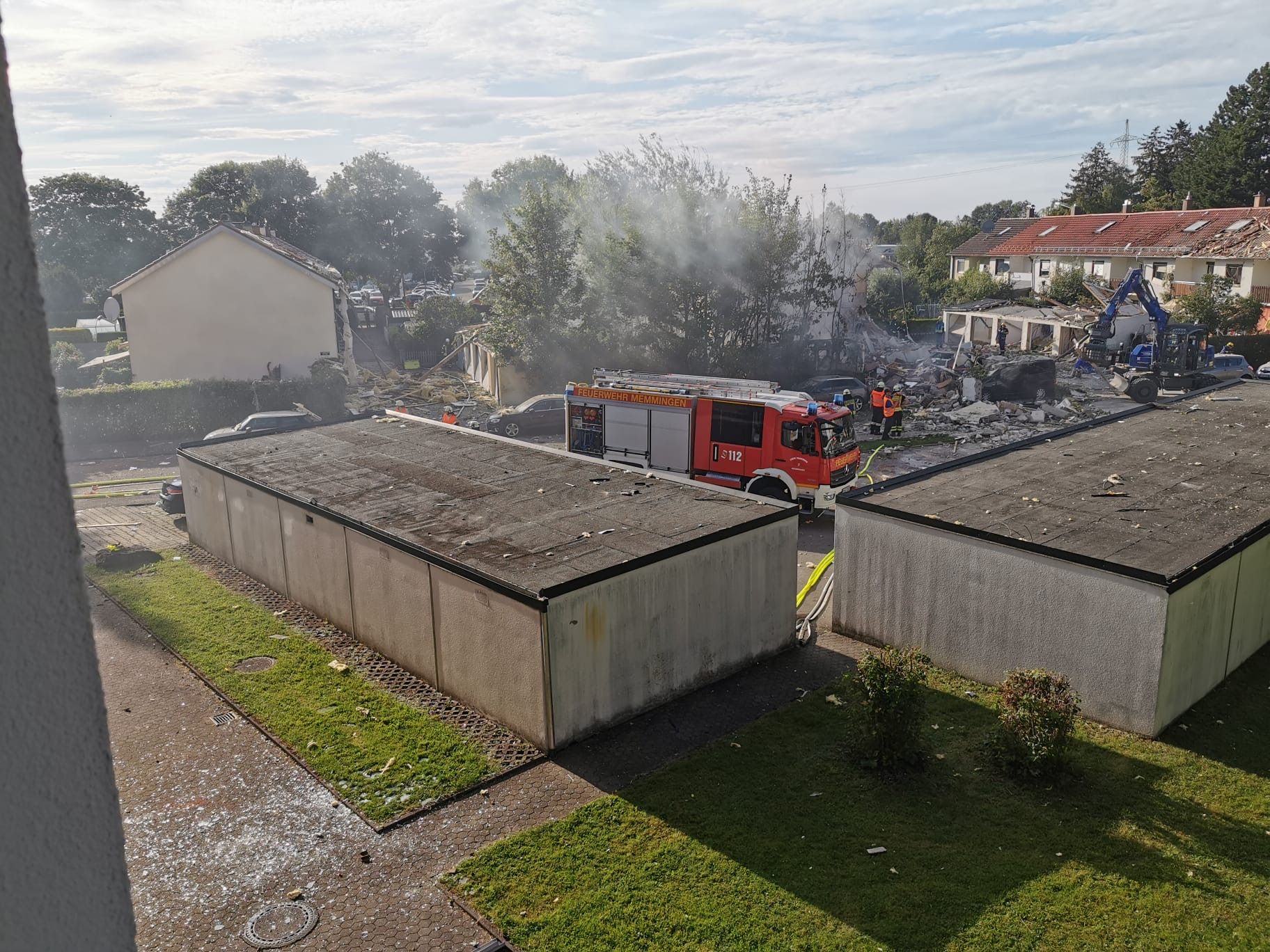 Nach der heftigen Explosion in einem Wohnhaus in der bayerischen Stadt Memmingen mit einem Toten suchen Experten nach den Gründen für das Unglück.