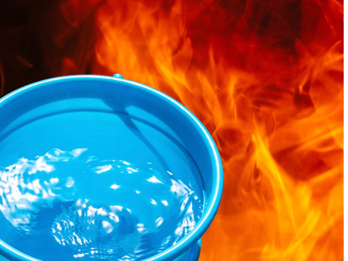 Der Mann wollte das Feuer mit einem Eimer Wasser löschen. (Symbolbild)