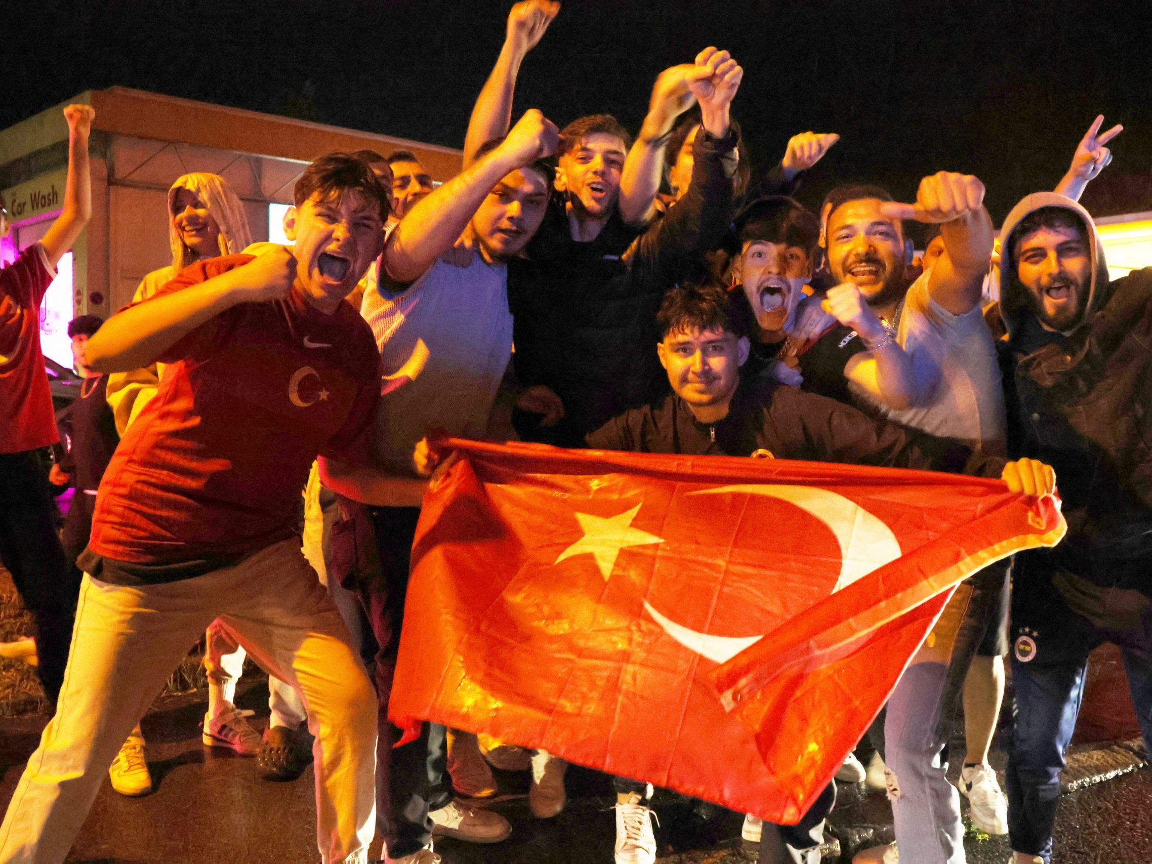 Die Freude bei den türkischen Fans ist groß.