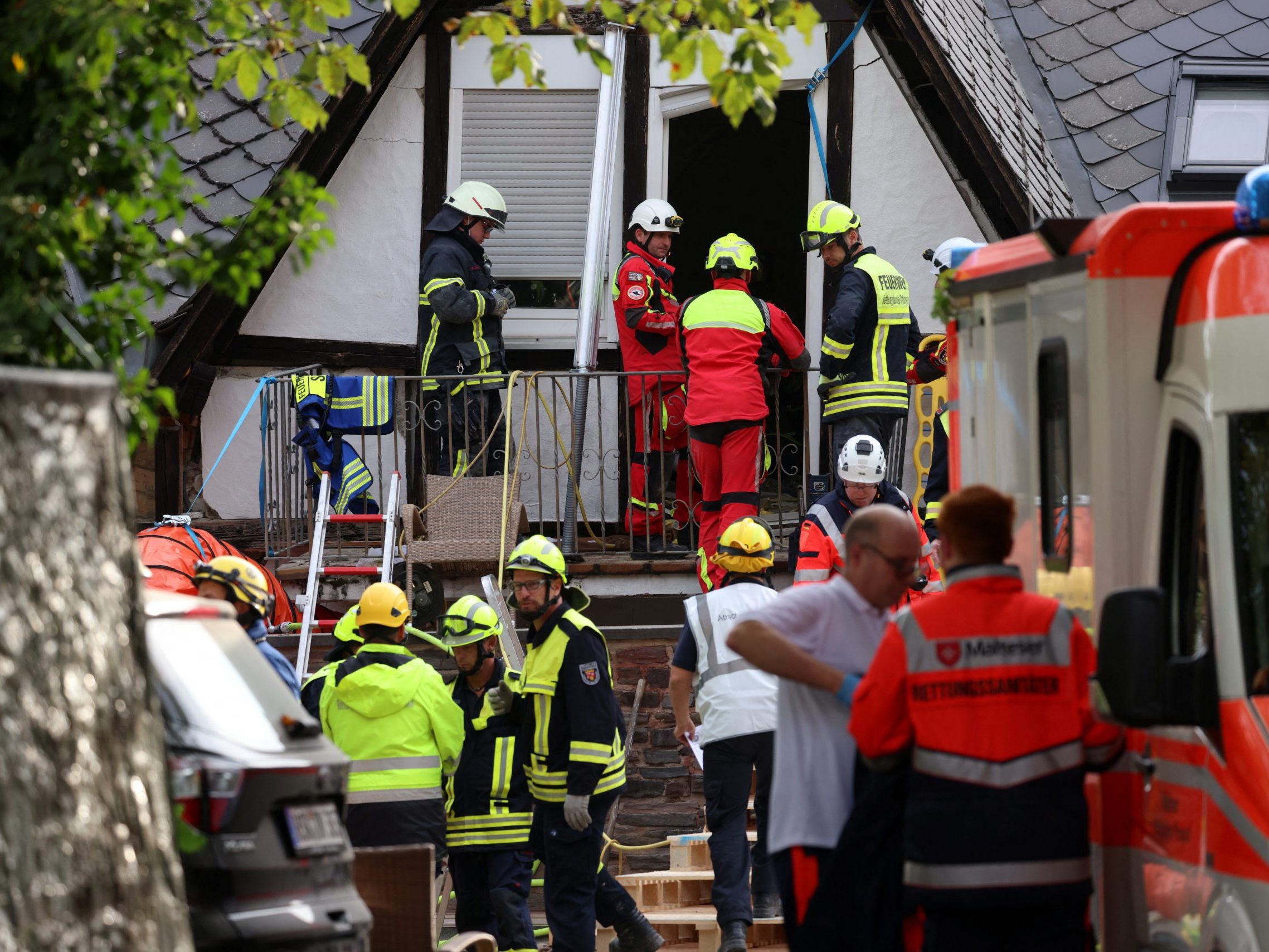 Einsatzkräfte bemühten sich um die Rettung der Menschen. Die Bergungsarbeiten sind laut Polizei äußerst schwierig.