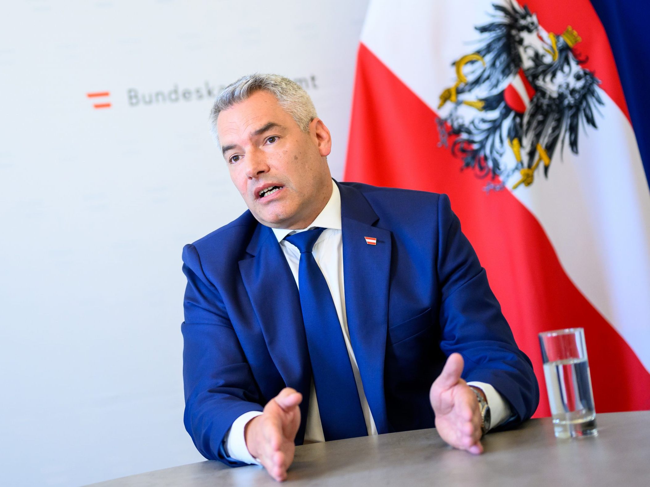 Nehammer spricht sich für eine fünfjährige Wartefrist für einen Anspruch auf Sozialhilfe aus.