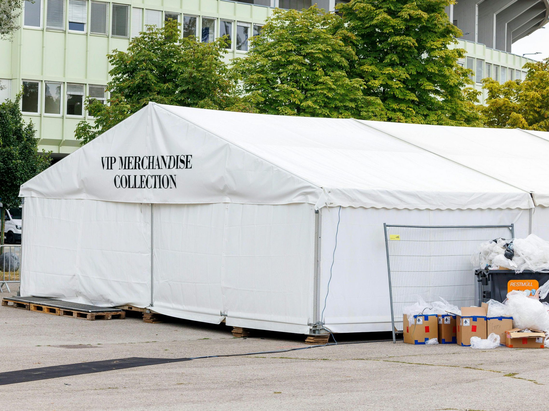 Ein Zelt für Merchandising vor dem Ernst-Happel-Stadion am Tag nach der Absage der Swift-Konzerte in Wien.