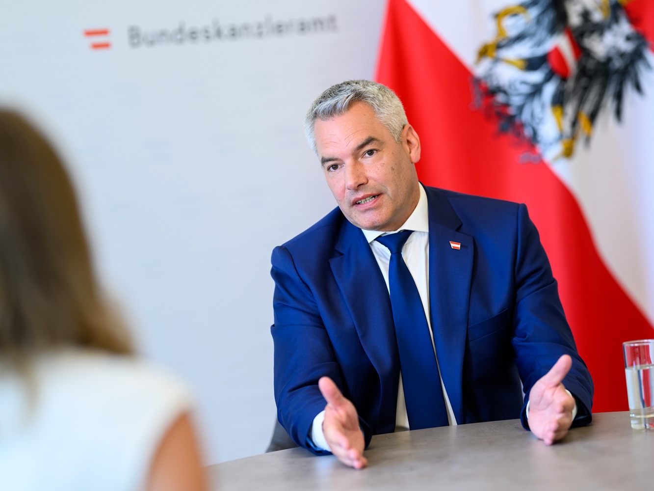 Nehammer darf sich über ein Plus der ÖVP im APA-Wahltrend vor der Nationalratswahl freuen.