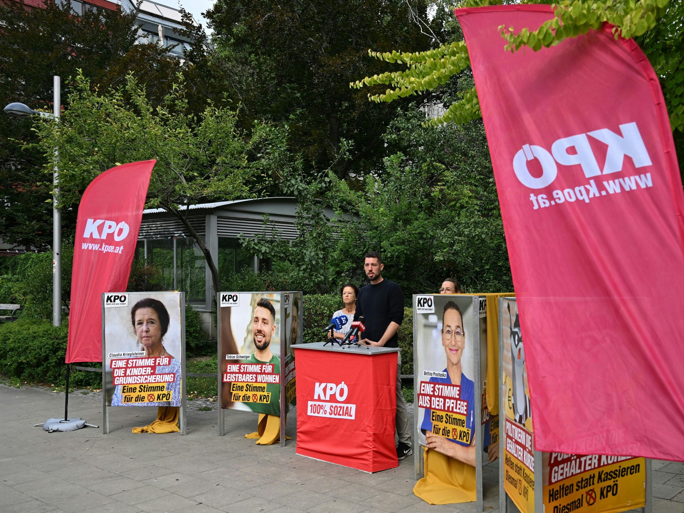"Eine Stimme aus der Pflege" ist unter anderem auf den KPÖ-Plakaten zu lesen.