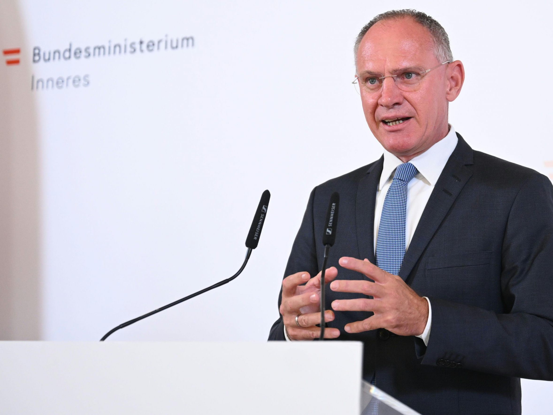 Derzeit würden Datenträger wie Mobiltelefone und Kontakte analysiert, so Karner im Rahmen einer Pressekonferenz zum "Gewaltschutz" am Montag in Wien.