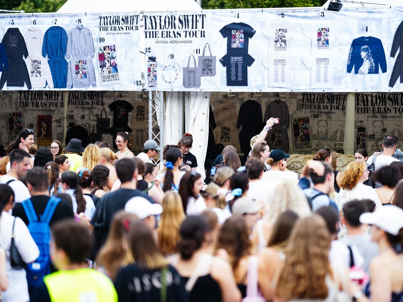 Vor dem Wiener Ernst-Happel-Stadion war bereits am Tag vor dem ersten Konzert von Taylor Swift was los.