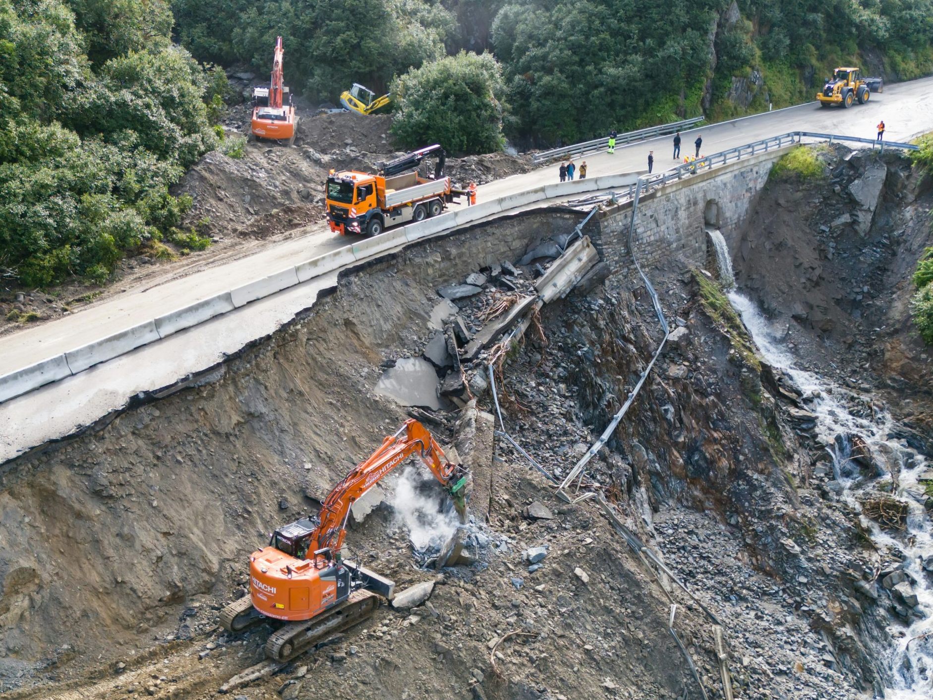 Unwetterschäden und Aufräumarbeiten auf der Arlbergpassstraße in Klösterle.