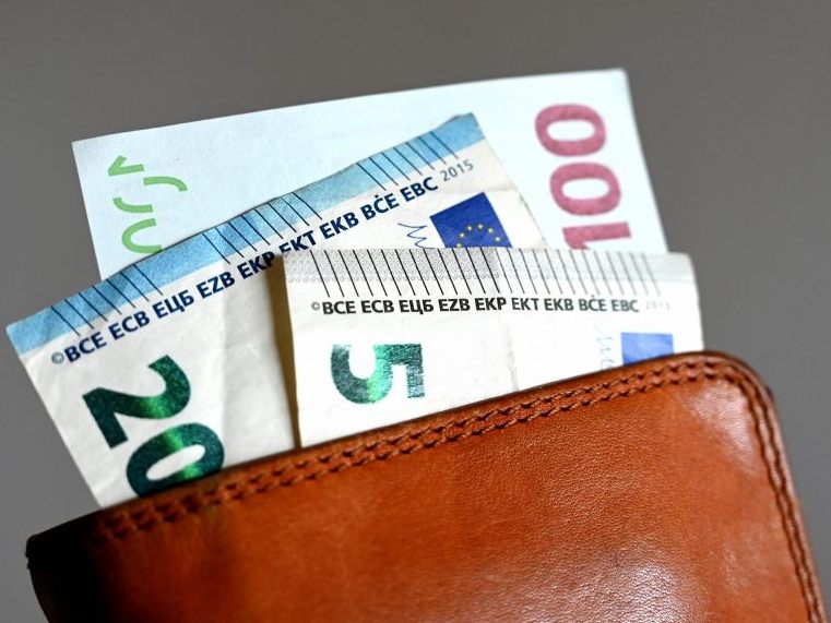 Die Beamten wollen über Gehaltserhöhungen verhandeln.