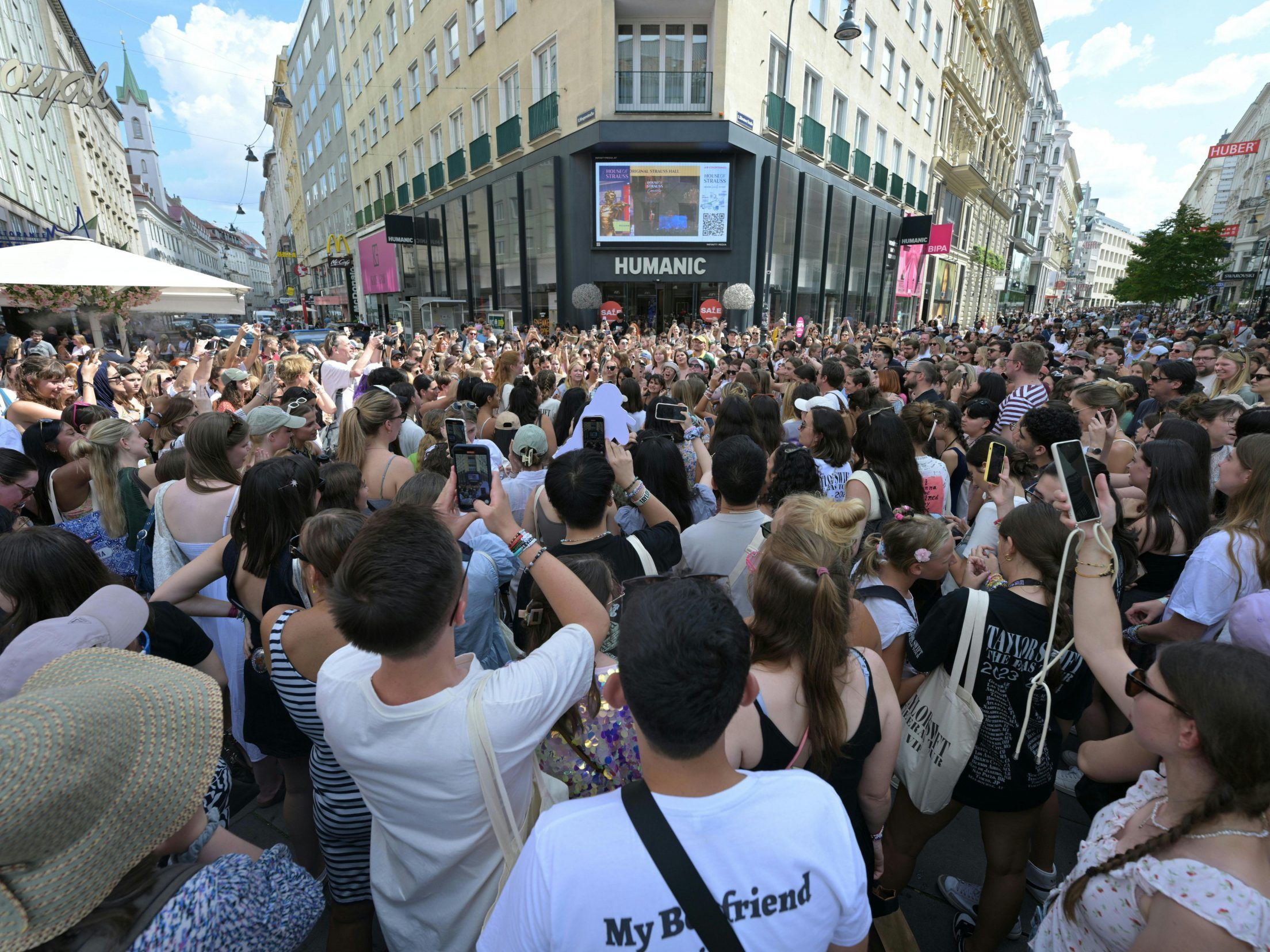 Spontankonzert von "Swifties" am Wiener Stephansplatz.