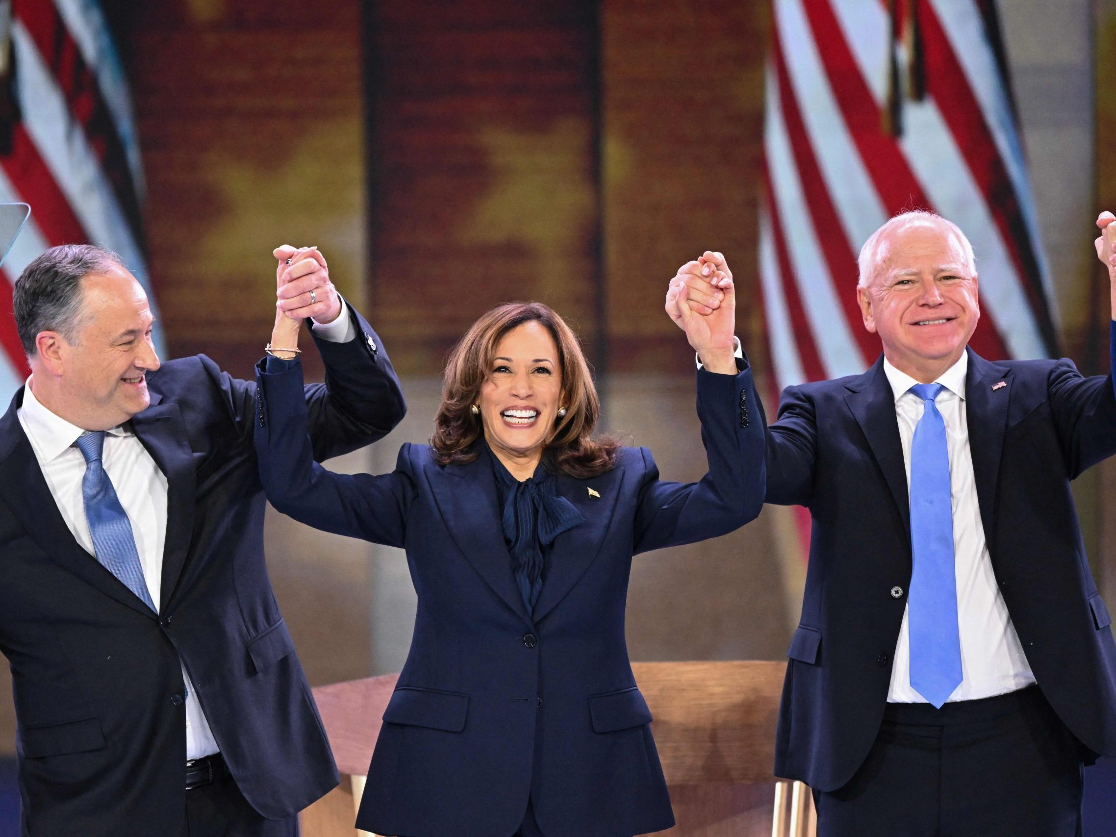Kamala Harris mit ihrem Ehemann, Doug Emhoff (li) und ihrem Vize, Tim Walz (re).