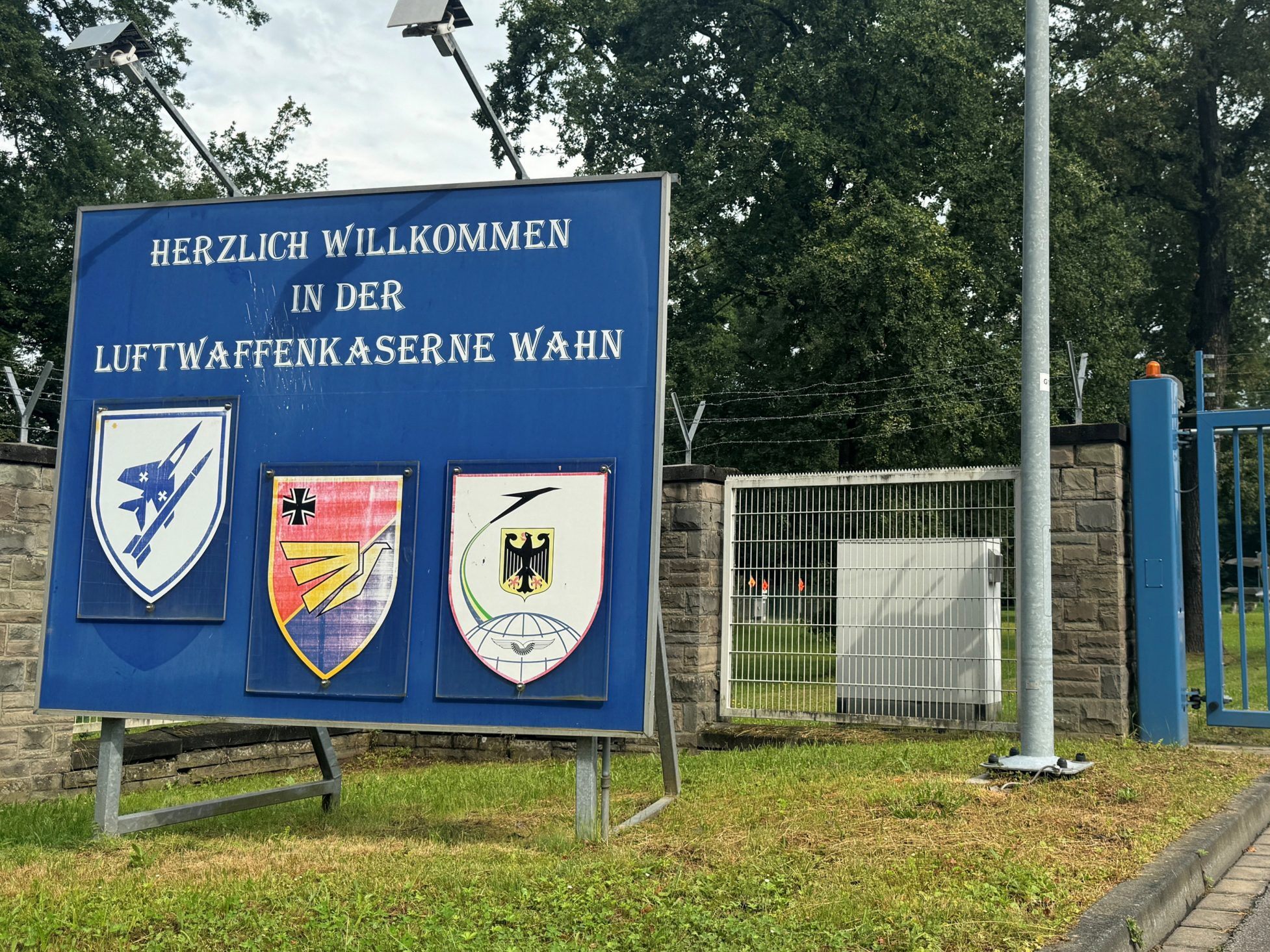 Der Eingang zur Luftwaffenkaserne Köln-Wahn.