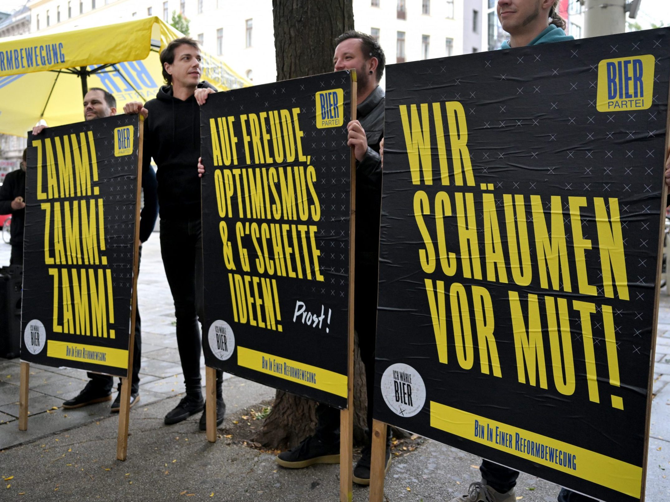 Die Bierpartei "schäumt" auf neuen Plakaten "vor Mut".