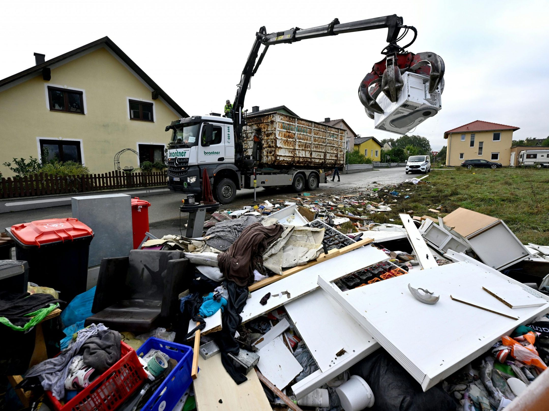 Erste Aufräumarbeiten nach dem Hochwasser in NÖ sind bereits gestartet.