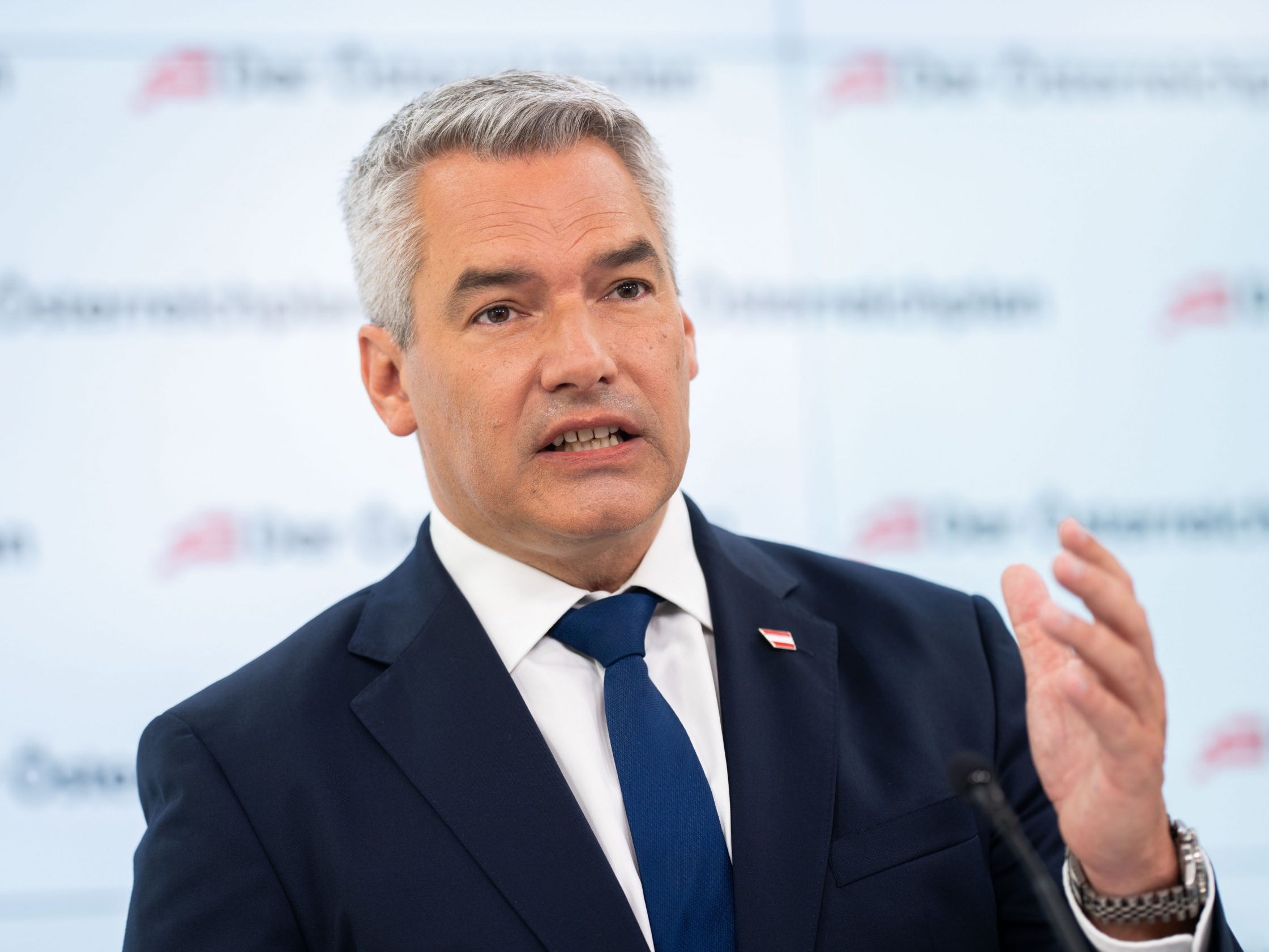 Kurz vor der Nationalratswahl gibt es neue ÖVP-Plakate. Im Bild: Parteichef Karl Nehammer.