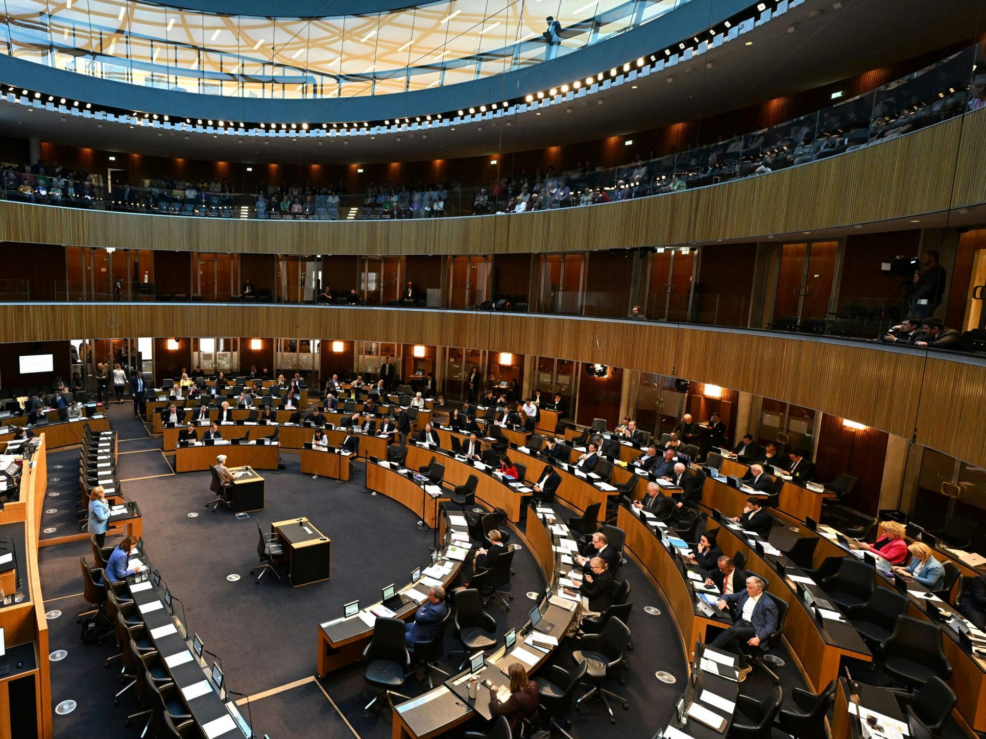 Wie kommt die Sitzordnung im Parlament zustande?