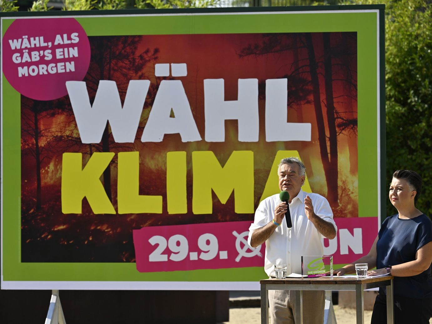 "Wähl Klima" ist auf einem Plakat vor Grünen-Chef Werner Kogler und Generalsekretärin Voglauer zu lesen. Die Nationalratswahl steigt Ende September.