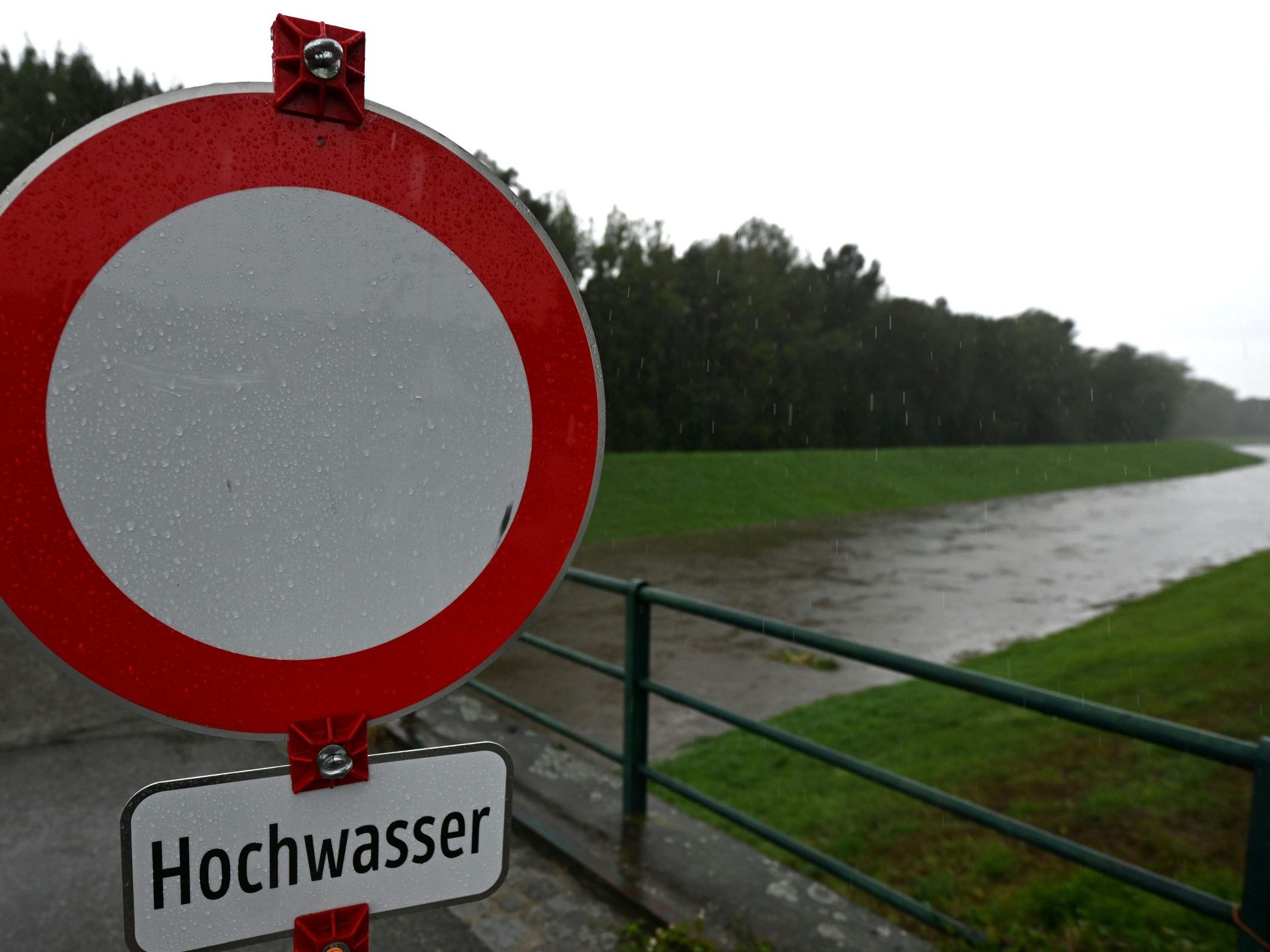 "Hochwasser" ist auf einem Schild am Samstag in Niederösterreich zu lesen.