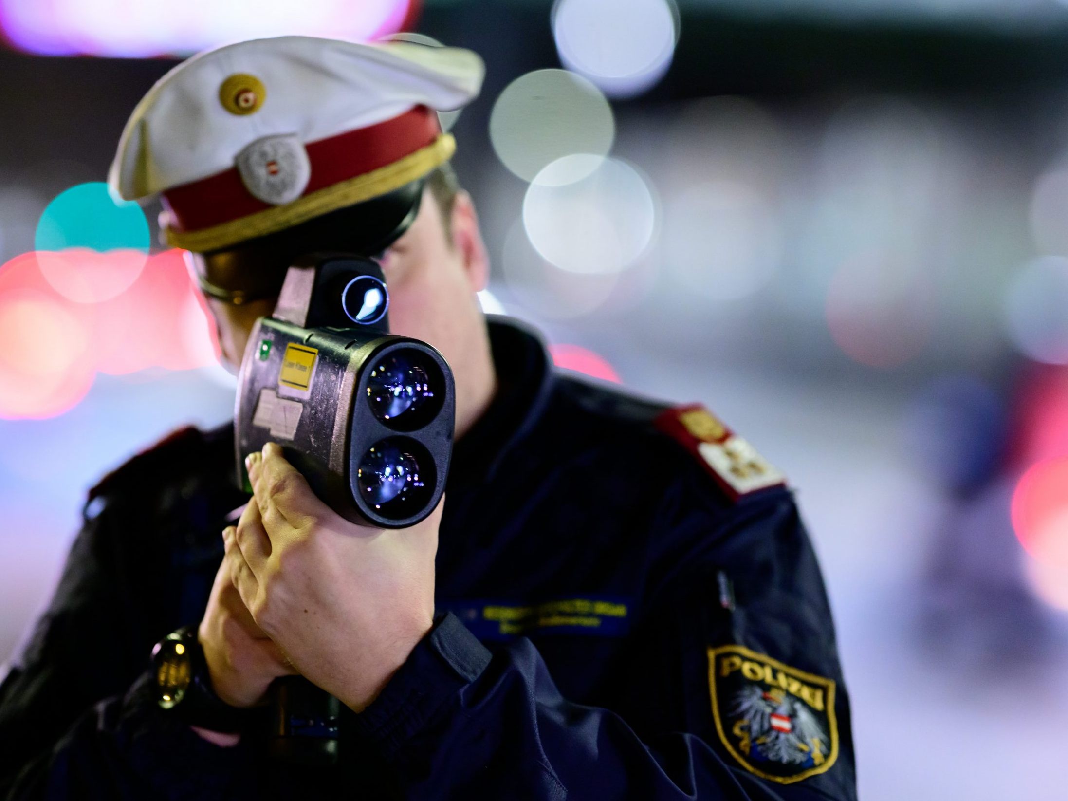 Mehrere Verkehrsteilnehmer sowie zwei Spaziergängerinnen wurden nach Polizeiangaben vom 17-Jährigen gefährdet.