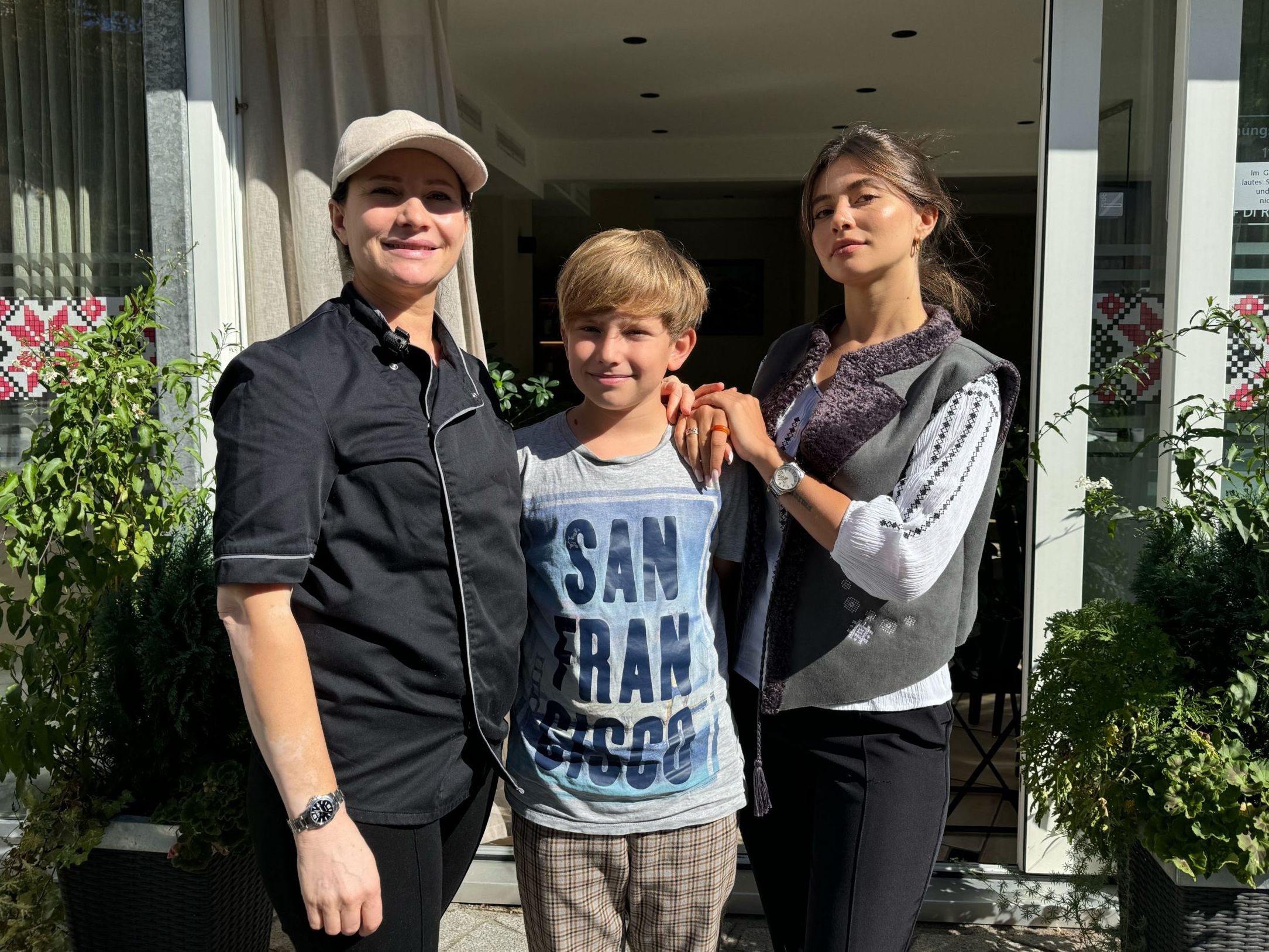 v.l.: Valeria Puscasu mit Sohn Lucas (10) und Tochter Patricia (23) vor dem Restaurant "La Noi".