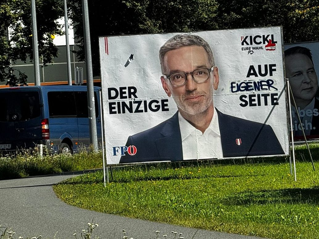 Ein Schmierfink machte sich an Kickls Wahlplakaten zu schaffen.