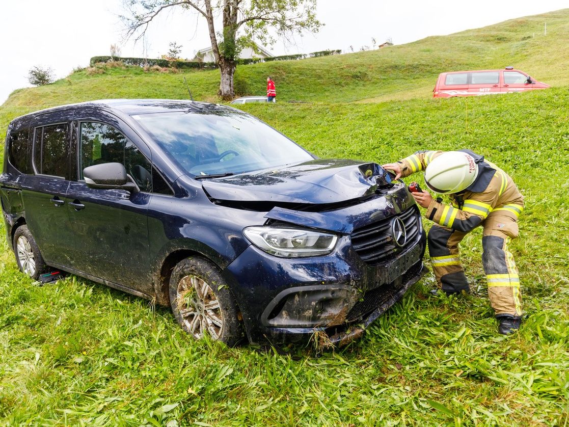 Am Fahrzeug entstand erheblicher Sachschaden.