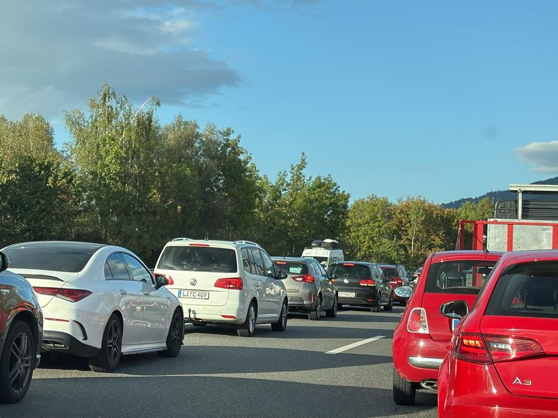 Dienstagnachmittag auf der A14 Höhe Wolfurt - Es staut.