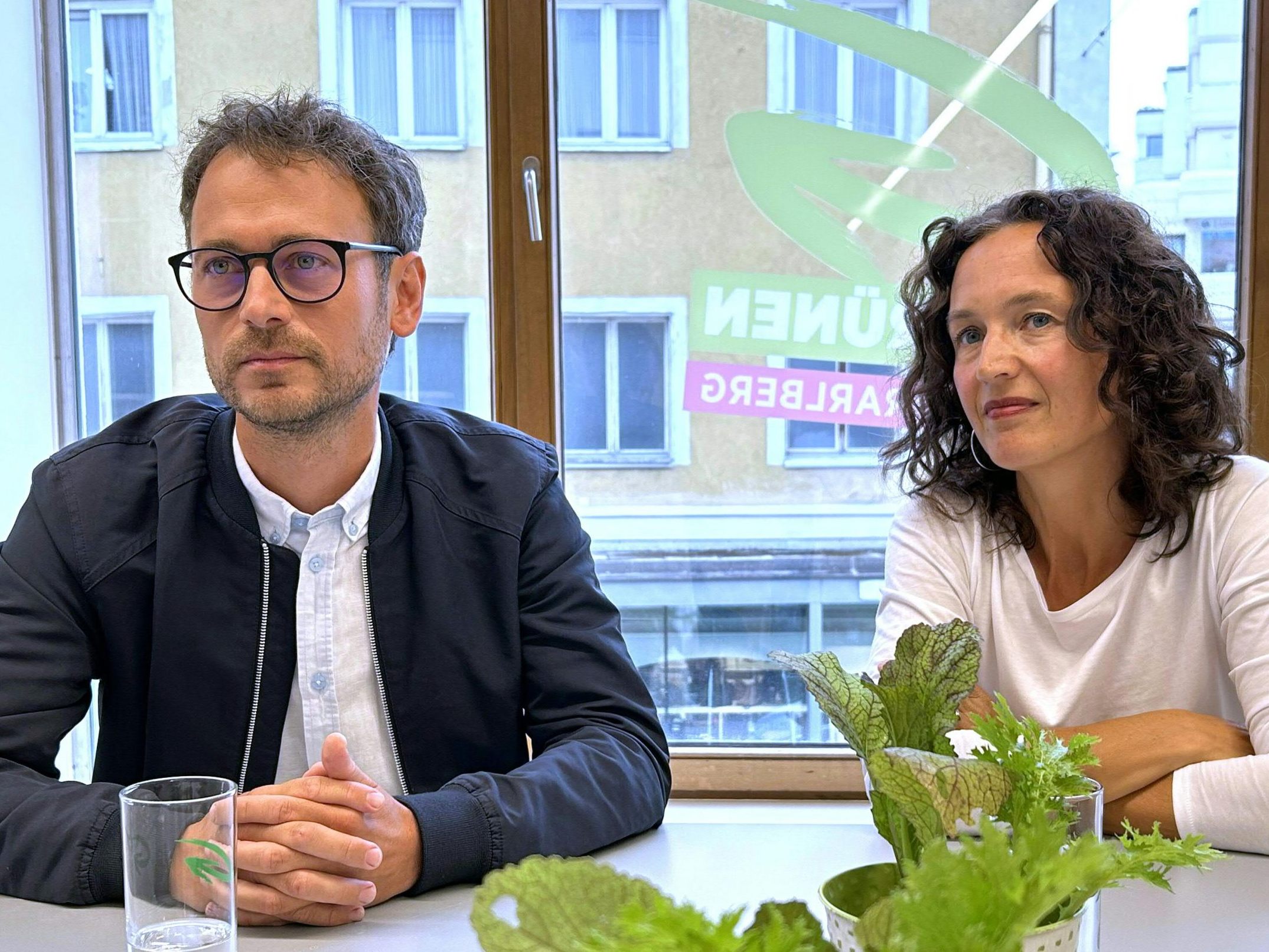 Grünen-Sprecher Daniel Zadra und Eva Hammerer setzen im Wahlkampf auf eine Ringstraßenbahn im Rheintal.