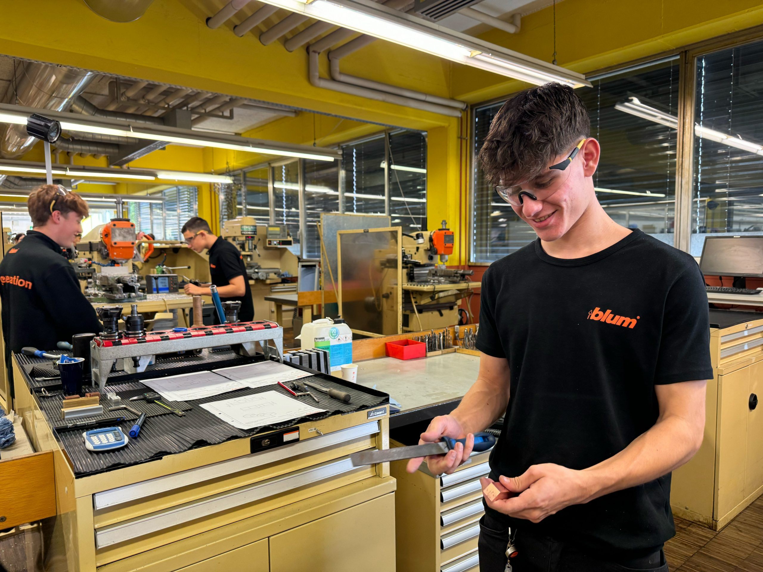 Noah Vetter hat im September seine Lehre bei Blum gestartet. Das Arbeiten macht ihm Spaß.