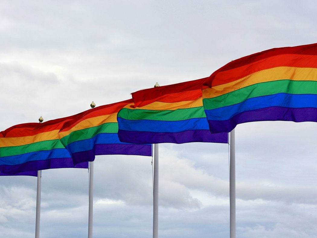 Die Attacke auf eine Regenbogenfahne hat nun Folgen.